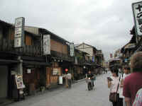kyoto-gion-061303-03.jpg (310803 bytes)