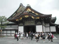 kyoto-nijocastle-061303-06.jpg (355949 bytes)
