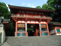 kyoto-yasakashrine-061303-01.jpg (532474 bytes)