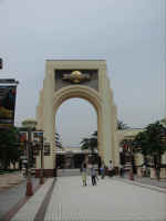 osaka-universal-061403-01.jpg (315184 bytes)
