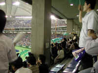 tokyo-baseball-061003-05.jpg (413508 bytes)
