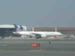 Con-B777-ewr-100102-01.jpg (92321 bytes)