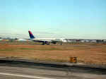 delta-b757-jfk-110104-1.jpg (47950 bytes)