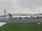 delta-b767-pdx031703-1.jpg (241290 bytes)