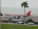 northwest-B747-phx012601-1.jpg (103630 bytes)