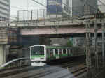 jr-cr-yamanote-061203-02.jpg (359045 bytes)