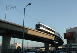 lax-lr-gold-chinatwn-031604-06.jpg (263499 bytes)