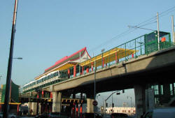 lax-lr-gold-chinatwn-031604-08.jpg (428577 bytes)