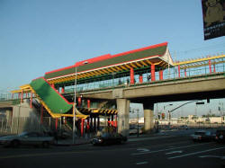 lax-lr-gold-chinatwn-031604-10.jpg (670655 bytes)