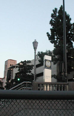 lax-lr-gold-memorial-031604-06.jpg (179478 bytes)